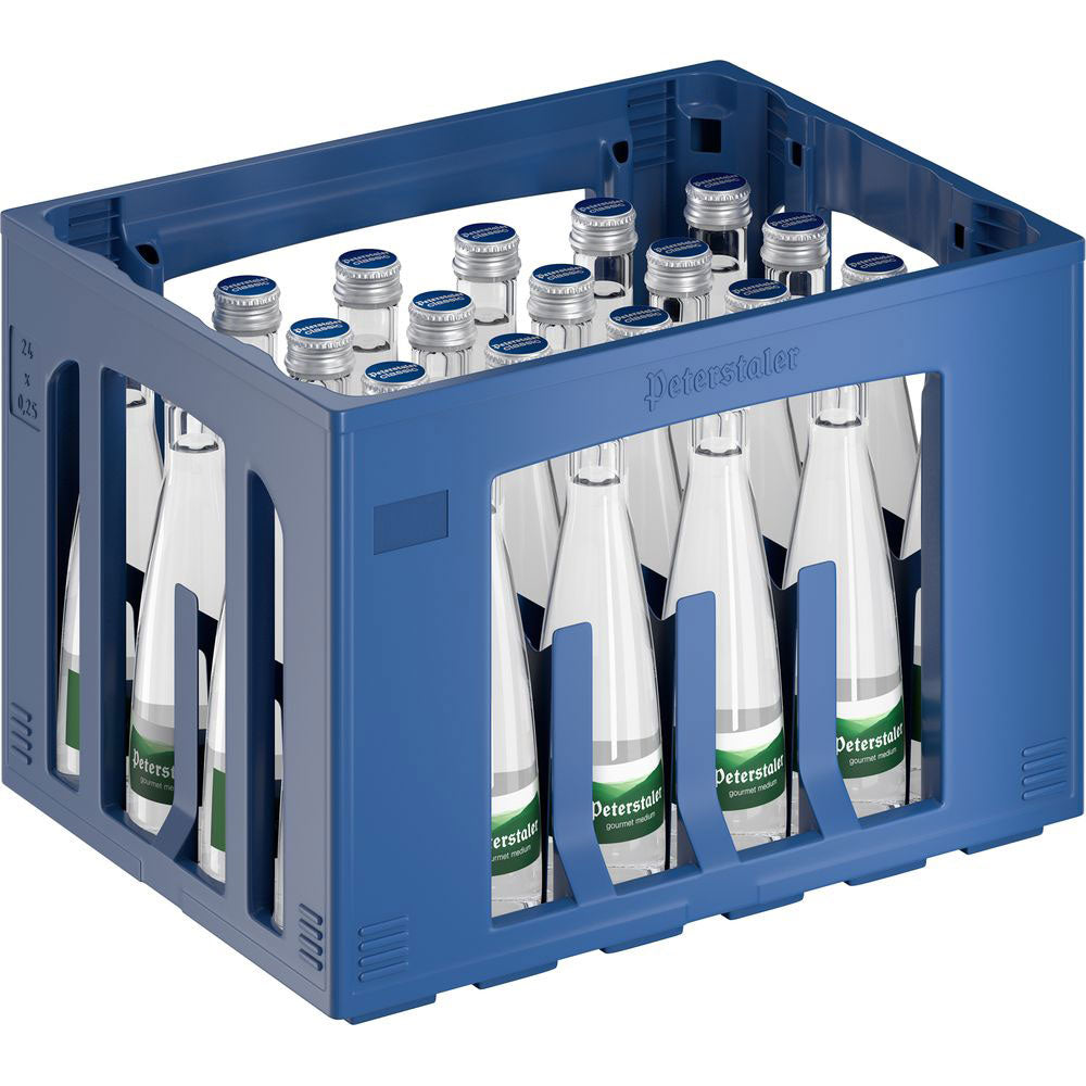 Eine blaue Kiste mit 24 Glasflaschen Peterstaler Medium Gourmet (je 0,25 l, MEHRWEG) bietet erfrischendes natürliches Mineralwasser.