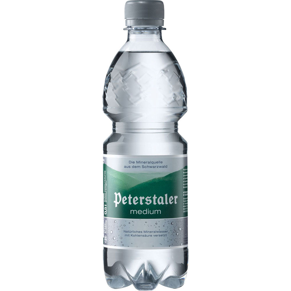 Eine klare PET-Flasche Peterstaler Medium, Größe 0,5 l aus dem Schwarzwald, mit grünem Etikett und grauem Verschluss, die in 20er-Packungen als EINWEG-Produkt verkauft wird.