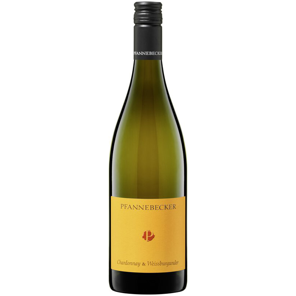 Eine grüne Weinflasche mit einem gelben Etikett, auf dem „Panfeebecker Chardonnay & Weißburgunder trocken 2025“ steht – dieser Panfeebecker-Wein ist ein eleganter Weißwein aus Deutschland. Er wird aus Chardonnay und Weißburgunder im trockenen Stil gekeltert und bietet einen erfrischenden und ausdrucksstarken Geschmack.
