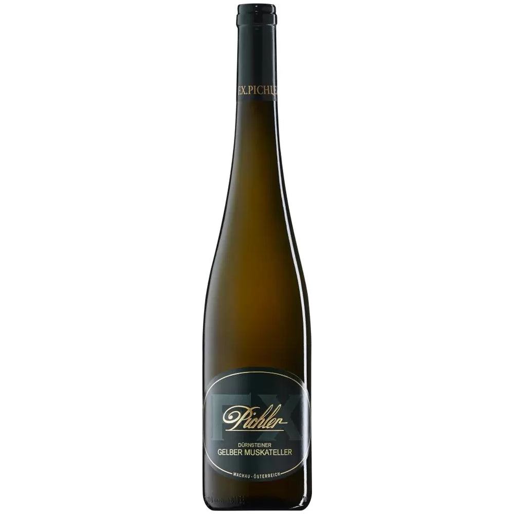 Auf einem schlichten weißen Hintergrund ist eine hohe, dunkle Weinflasche mit der Aufschrift „Weingut F.X. Pichler Dürnsteiner Gelber Muskateller Wachau DAC 2023“ abgebildet.