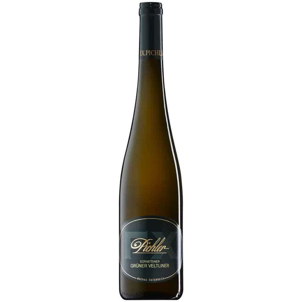Eine hohe, dunkelgrüne Weinflasche mit der Aufschrift „Weingut F.X. Pichler Dürnsteiner Grüner Veltliner Wachau DAC 2024“ hebt sich vor einem weißen Hintergrund ab und verkörpert die Eleganz der Wachauer Weine.