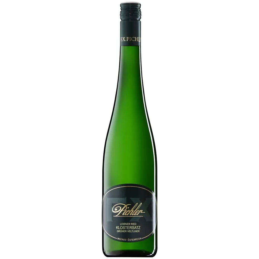 Eine hohe grüne Weinflasche mit goldenem Verschluss und einem schwarzen Etikett mit der Aufschrift „F.X. Pichler“ steht vor einem weißen Hintergrund – diese edle Flasche ist der F.X. Pichler Grüner Veltliner Loibner Ried Klostersatz Wachau DAC 2023 vom Weingut F.X. Pichler und repräsentiert stolz die renommierte DAC-Region Wachau.