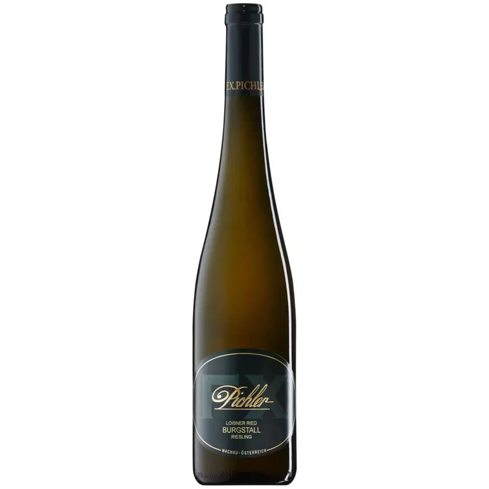 Eine hohe, dunkelgrüne Weinflasche mit einem schwarzen Etikett, auf dem „Pichler und Burgstall“ steht – diese elegante Flasche enthält den „Weingut F.X. Pichler Riesling Loibner Ried Burgstall Wachau DAC 2022“, einen Wein, der für seinen lebhaften Charakter bekannt ist.
