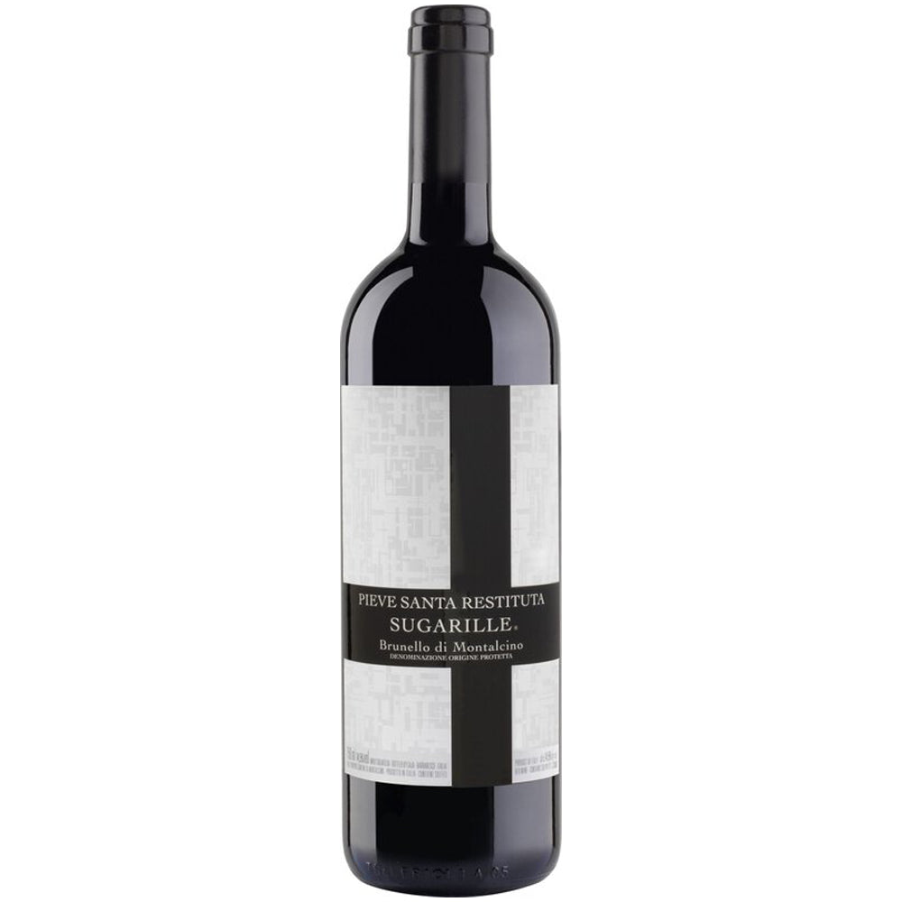 Eine Flasche „Pieve Santa Restituta Sugarille Brunello di Montalcino DOCG 2020“ aus Pieve Santa Restituta, hergestellt aus hervorragenden Sangiovese-Trauben, ist vor einem weißen Hintergrund abgebildet.