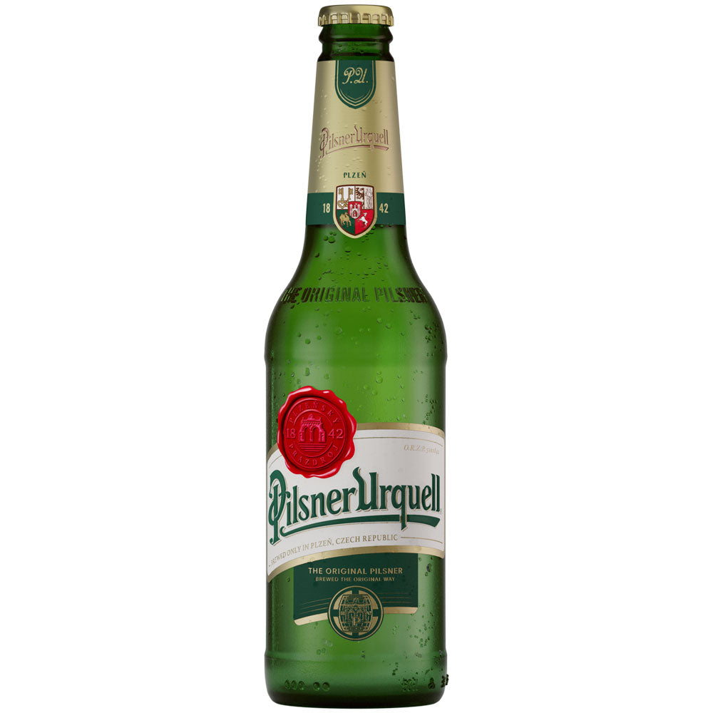 Eine grüne Glasflasche von Pilsner Urquell 20x 0,5 Liter (MEHRWEG), dem kultigen tschechischen Lagerbier, mit rotem Siegel und weißem Etikett von Pilsner Urquell, dargestellt auf weißem Hintergrund.