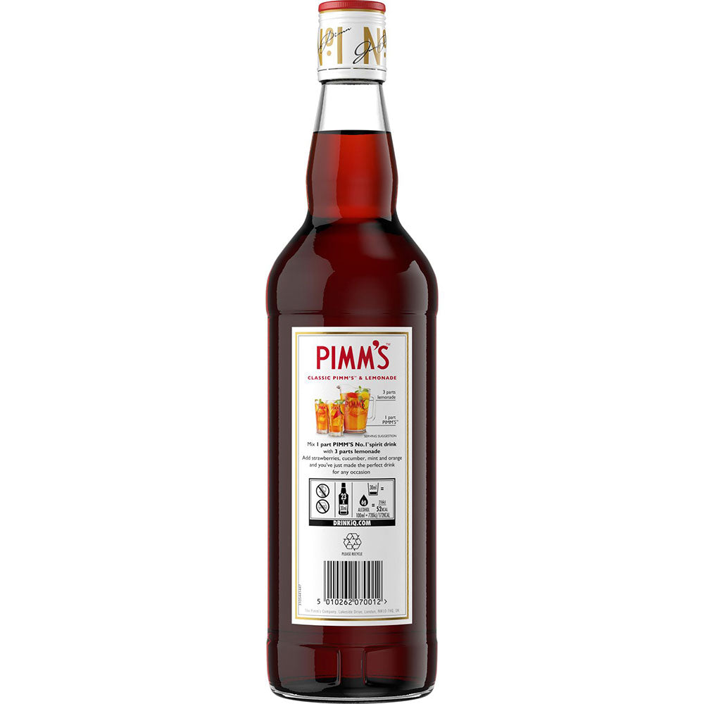 Die 0,7-Liter-Flasche Pimms No.1 Cup der Marke Pimms hat ein weißes Etikett mit Text, Getränkeillustrationen und einem goldenen Verschluss, der die Essenz der klassischen britischen Sommerkultur verkörpert.