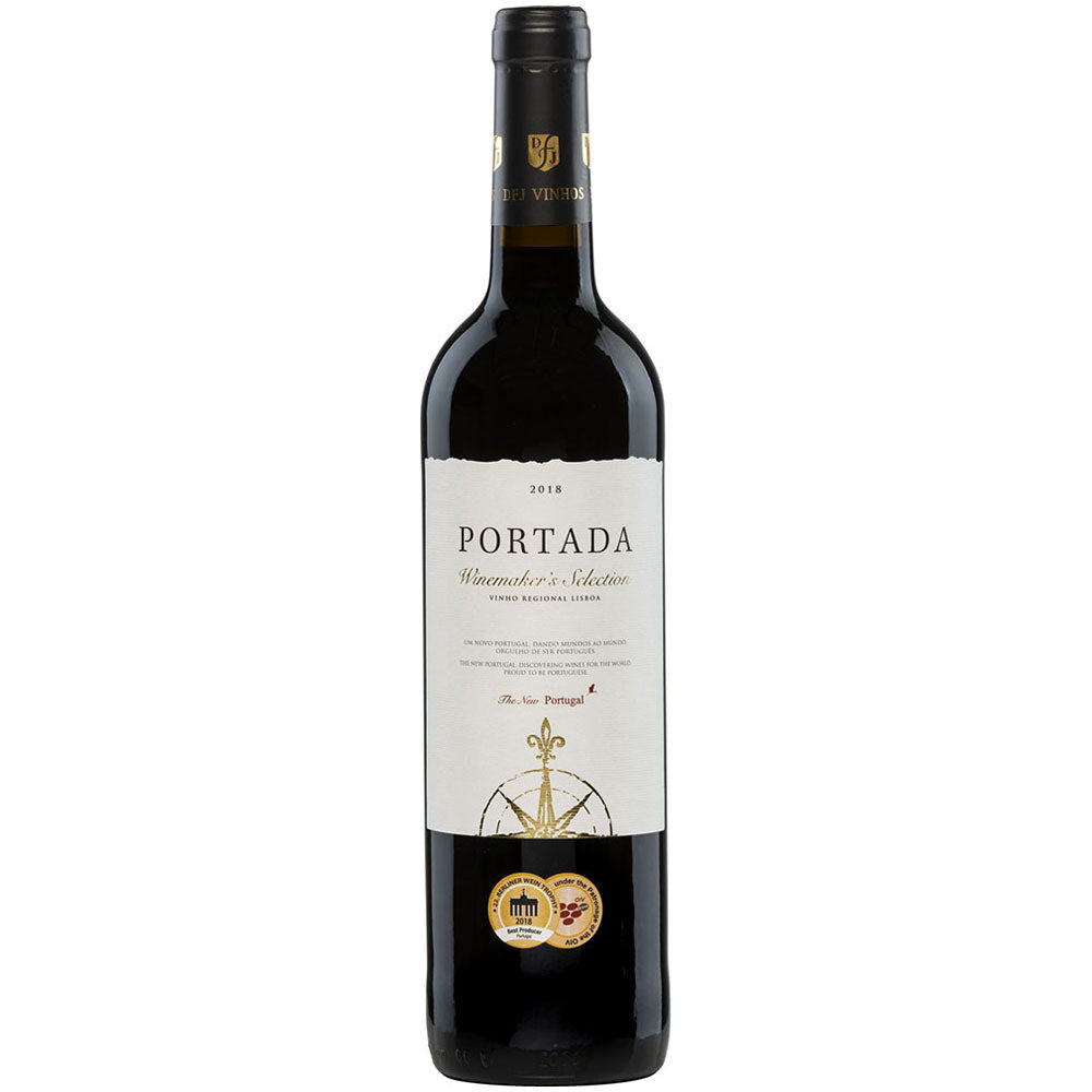 Eine Flasche DFJ Vinhos Portada Winemaker's Selection 2021 mit weißem Etikett und zwei Preisplaketten unterstreicht die Qualität des portugiesischen Weins aus Lissabon.