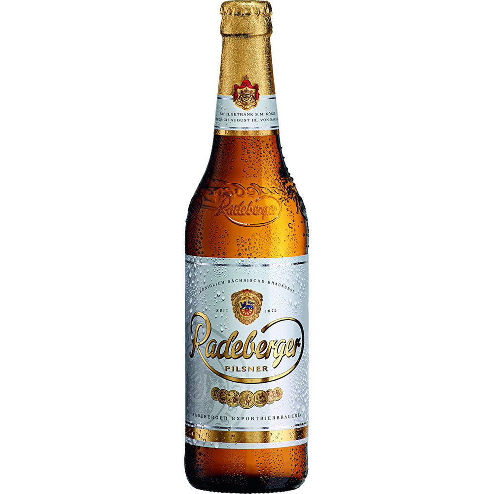 Eine gekühlte Flasche aus der Packung Radeberger Pilsener 20x 0,5 Liter (MEHRWEG) von Radeberger Pilsner, mit dem charakteristischen weiß-goldenen Etikett.