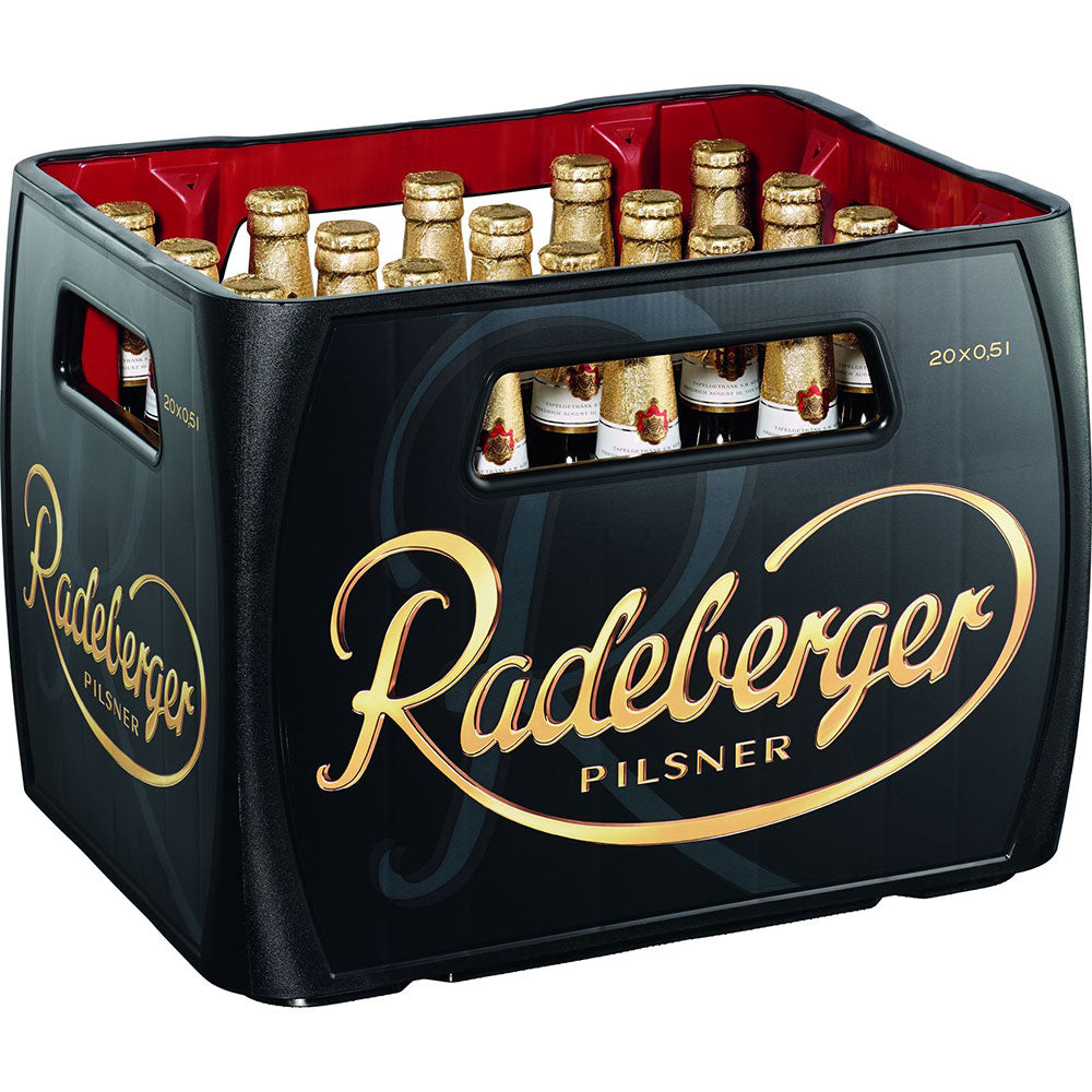 Ein schwarzer Kasten Radeberger Pilsner 20x 0,5 Liter (MEHRWEG) Flaschen mit goldenen Etiketten und Branding.