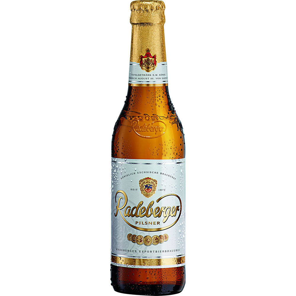 Eine Flasche Radeberger Pilsener 24x 0,33 Liter (MEHRWEG) von Radeberger Pilsner, mit gold-weißem Etikett und Kondenswasser auf dem Glas aus der renommierten Exportbierbrauerei.