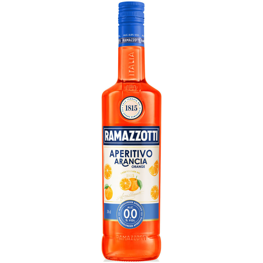 Eine 0,7-Liter-Flasche Ramazzotti Aperitivo Arancia 0,0% alkoholfrei, ein italienischer Aperitif von Ramazzotti, mit orangefarbener Grafik und blauem Verschluss auf weißem Grund.