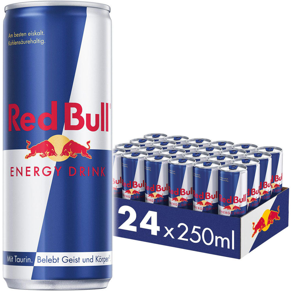 Ein Tray mit 24 250-ml-Dosen Red Bull Energy Drink steht neben einer Einzeldose, beide mit dem für die Marke typischen Koffein- und Taurin-Boost versehen.