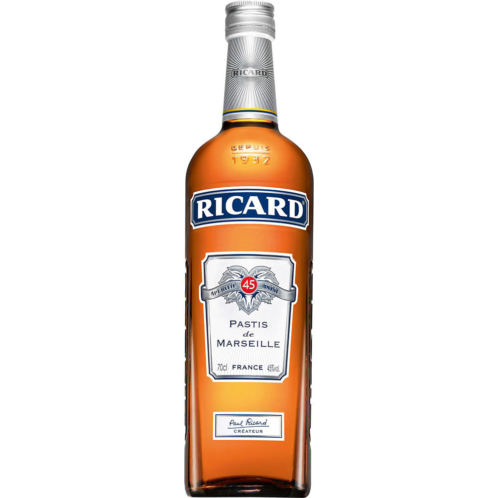 Eine 0,7-Liter-Flasche Ricard Pastis De Marseille 45% von Ricard, dem berühmten Anisschnaps und Aperitif mit blau-weißem Etikett.