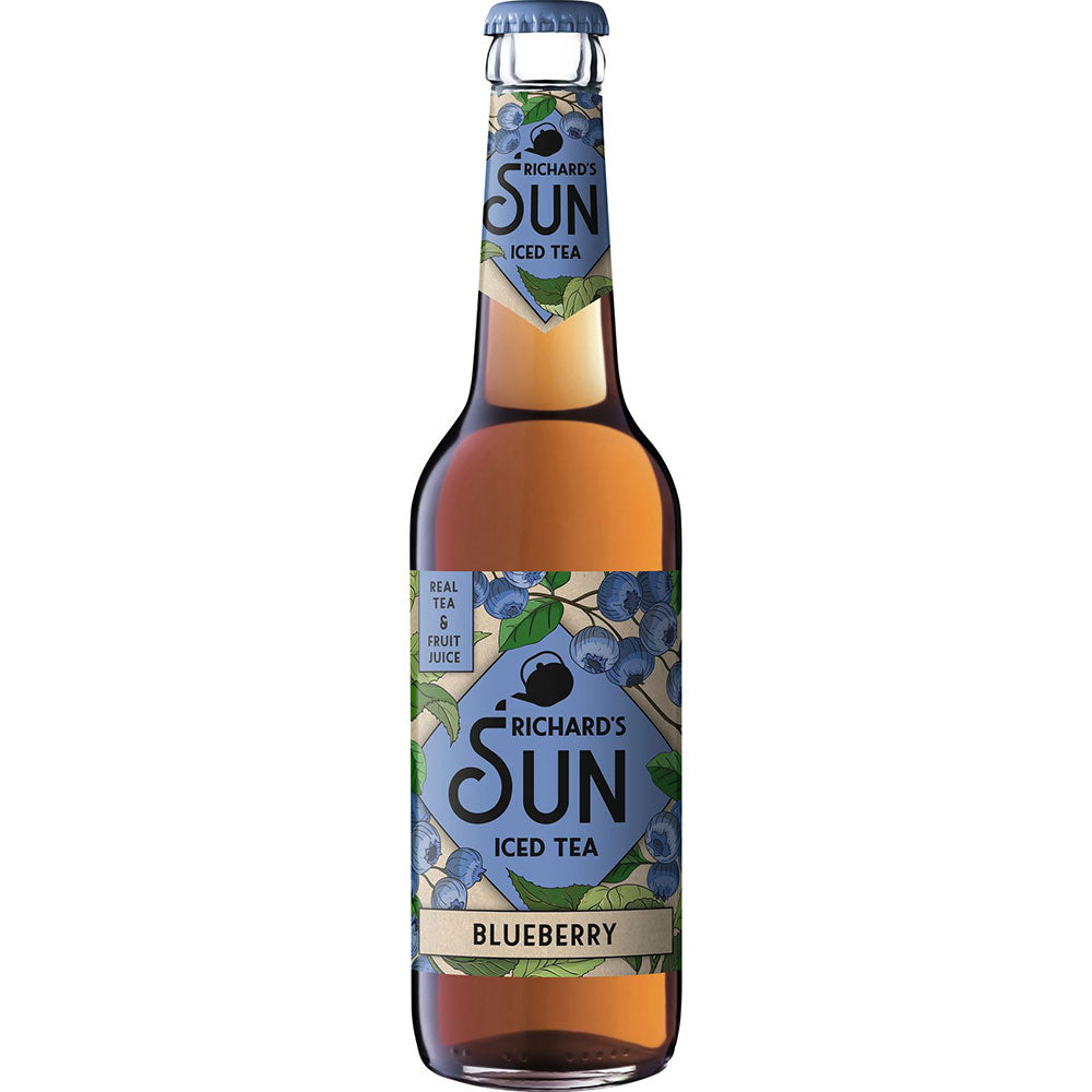 Eine Flasche Richard's Sun Eistee Heidelbeere (24x0,33L MEHRWEG) von Richard's Sun, mit blauem Etikett und Heidelbeermotiven, enthält Schwarztee mit Heidelbeersaft und Bio-Rohrzucker für einen erfrischenden Heidelbeergeschmack.