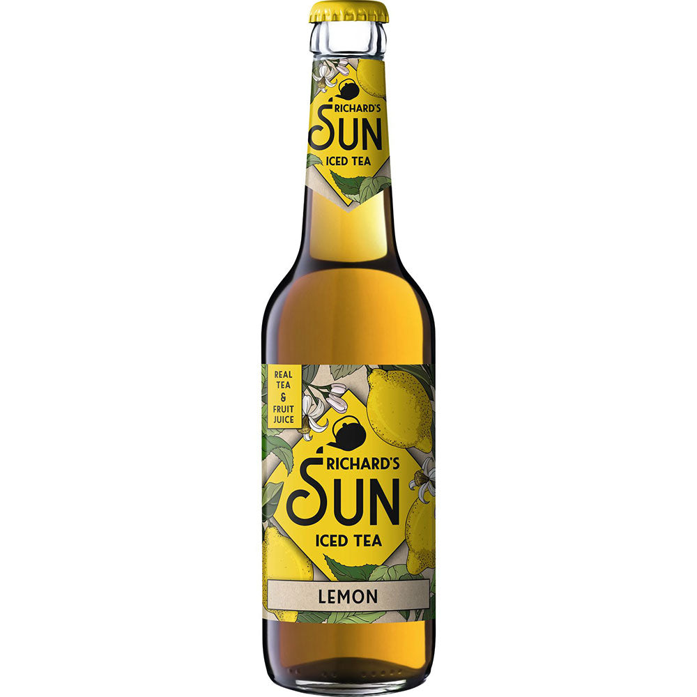 Eine Flasche Richard's Sun Eistee Lemon (24x 0,33L MEHRWEG) von Richard's Sun mit gelbem Zitronen-Etikett, hergestellt mit erfrischendem Schwarztee und Bio-Rohrzucker.