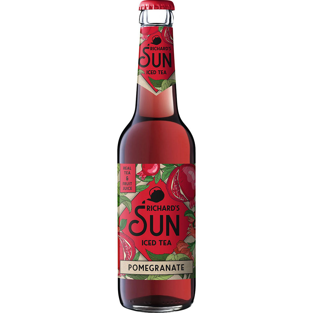 Eine 0,33-Liter-Flasche Richard's Sun Eistee Pomegranate, Teil eines 24er-Packs (Mehrweg), hat ein rotes Etikett mit Granatapfelgrafik und wird aus schwarzem Tee gebraut.