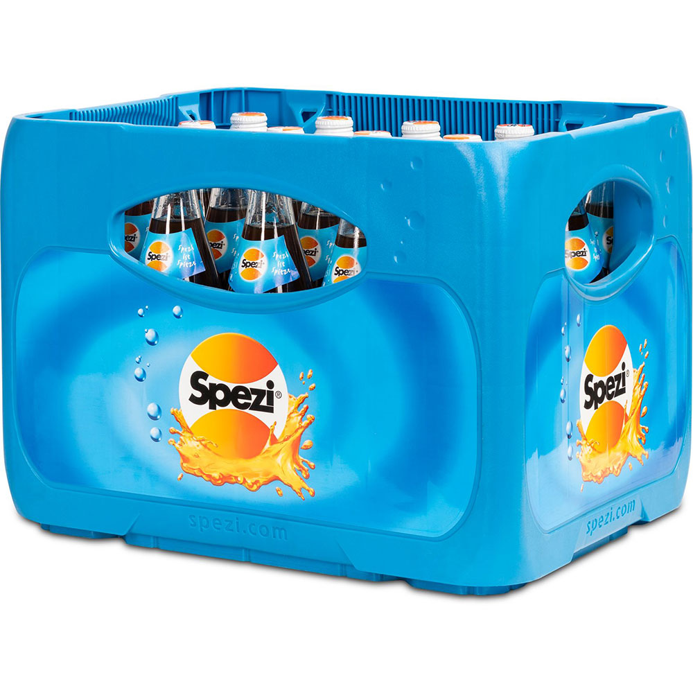 Eine blaue Kiste, gefüllt mit Glasflaschen von Riegele Spezi Original 20x 0,5 Liter (MEHRWEG), einem Erfrischungsgetränk mit Zitrusfrüchten und Cola der Marke Riegele.