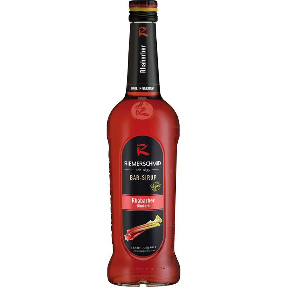 Der Riemerschmid Bar-Sirup Rhabarber 0,7 Liter mit rotem Etikett und Rhabarberstängeln ist ideal, um Cocktails eine spritzige Note zu verleihen.