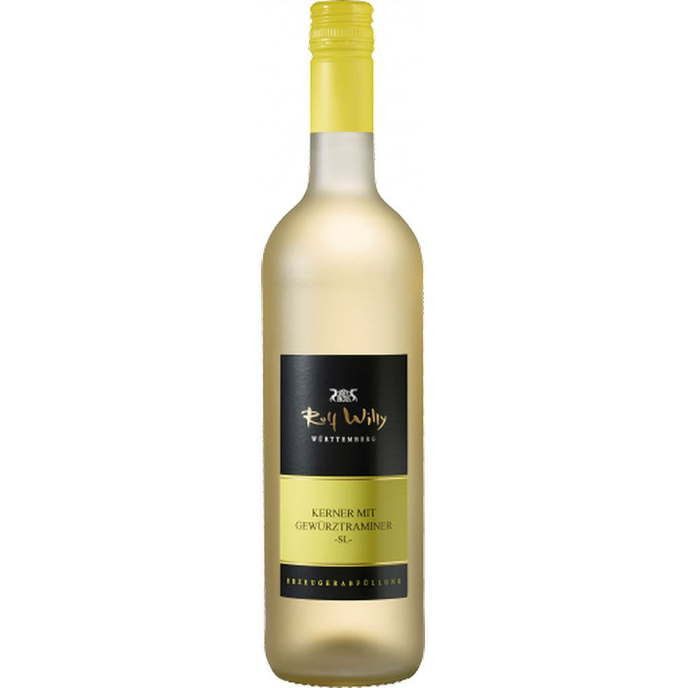 Eine Flasche Rolf Willy Kerner mit Gewürztraminer SL 2024, mit gelbem Verschluss und schwarz-goldenem Etikett auf weißem Grund.