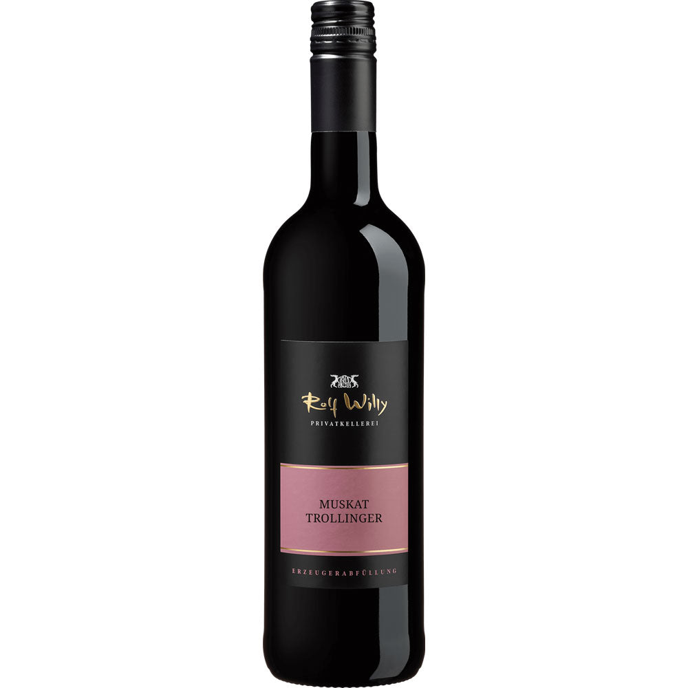 Eine Flasche Rolf Willy Muskattrollinger 2025 mit dem typischen schwarz-rosa Etikett der Marke.