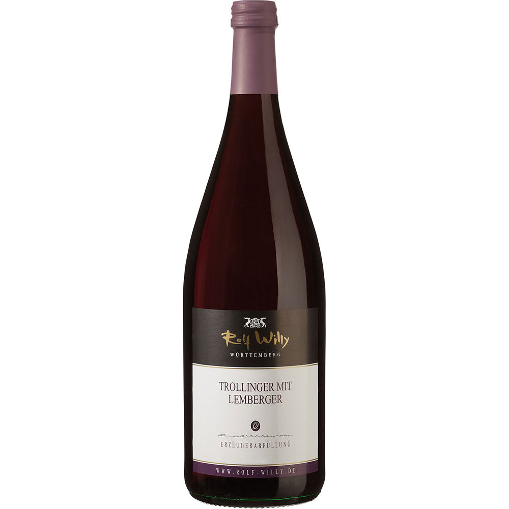 Eine 1L Flasche Rolf Willy Trollinger mit Lemberger Rotwein, erhältlich in einem 12x Mehrweg-Pack.