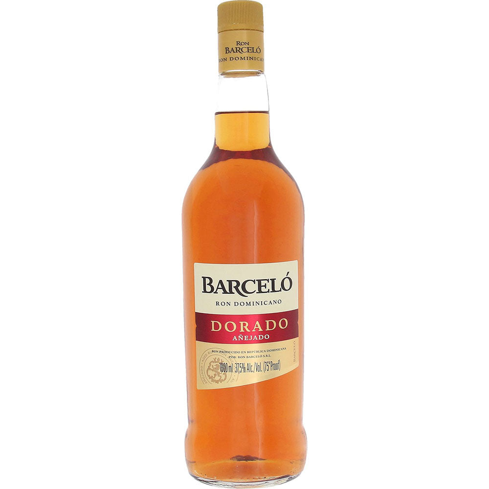 Eine 1-Liter-Flasche Ron Barceló Dorado Anejado Rum (37,5 %) präsentiert sich mit einer reichhaltigen bernsteinfarbenen Flüssigkeit und einem goldenen Etikett, das die Essenz des feinen dominikanischen Goldrums einfängt.