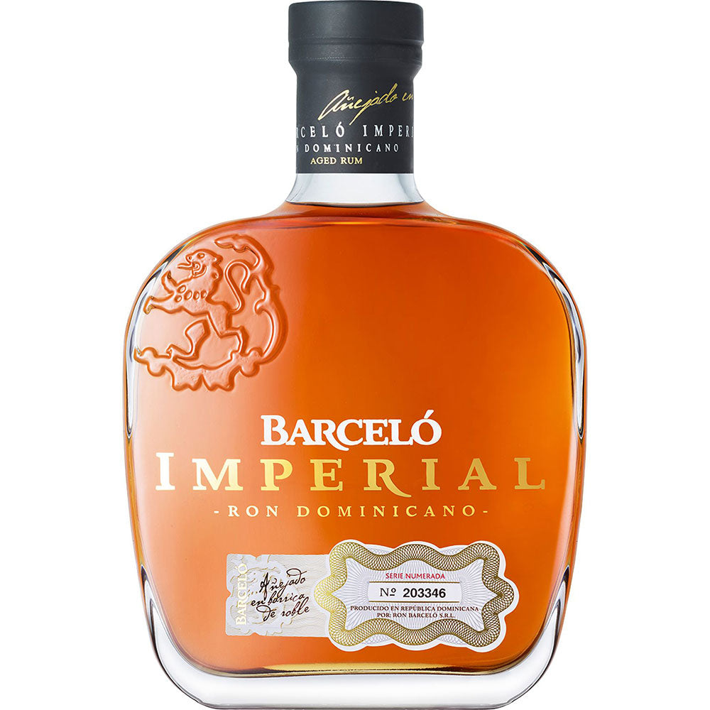 Eine 0,7-Liter-Flasche Ron Barceló Imperial Domenicano Rum (38%), ein hervorragender Rum von Ron Barceló mit eleganter Verpackung und außergewöhnlicher Qualität.