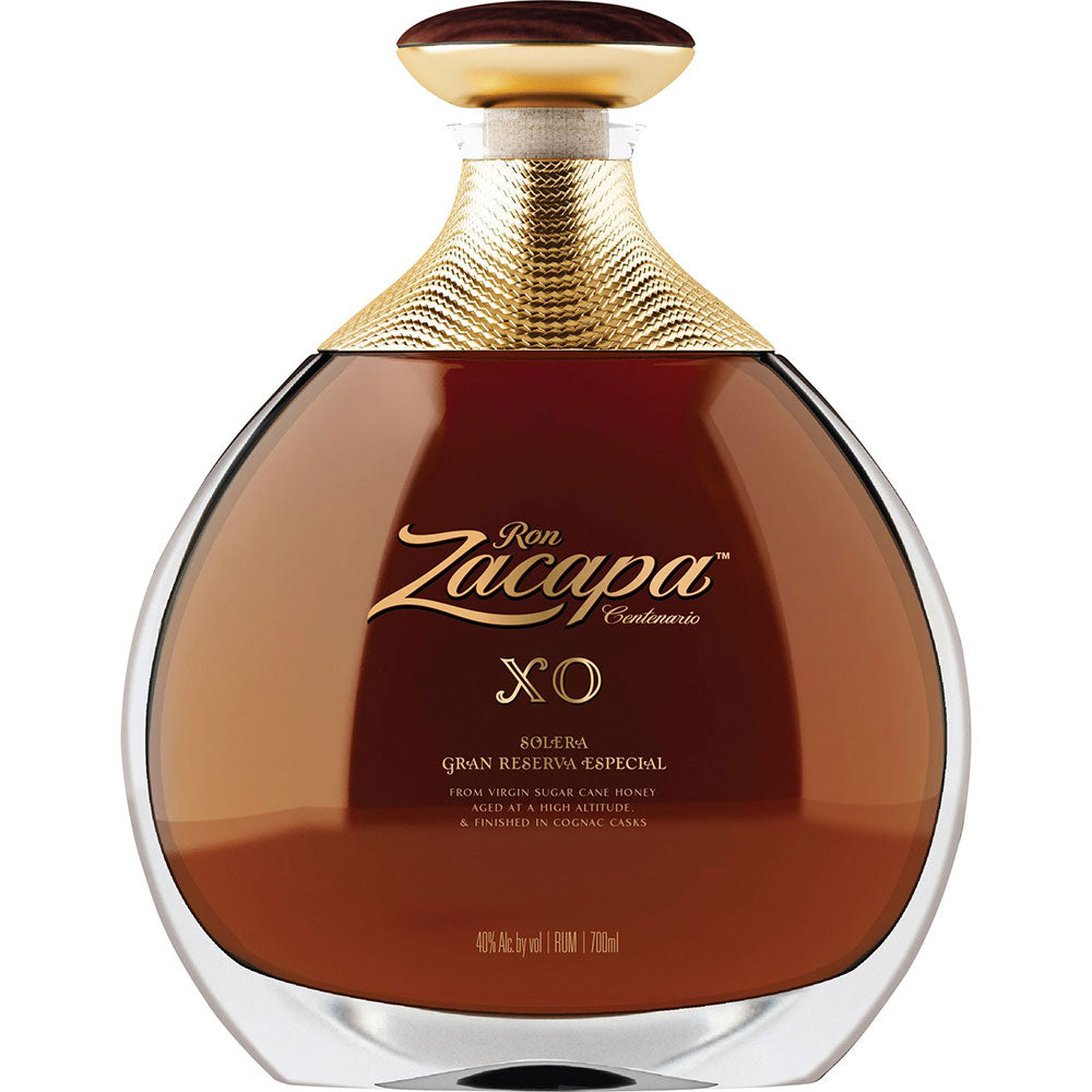 Eine Flasche Ron Zacapa Rum Centenario XO 25 Jahre (40%, 0,7L), ein Premium-Rum aus Guatemala, der im Solera-Verfahren hergestellt wird, mit einem goldenen Verschluss und einem Etikett mit dunkler, bernsteinfarbener Flüssigkeit.