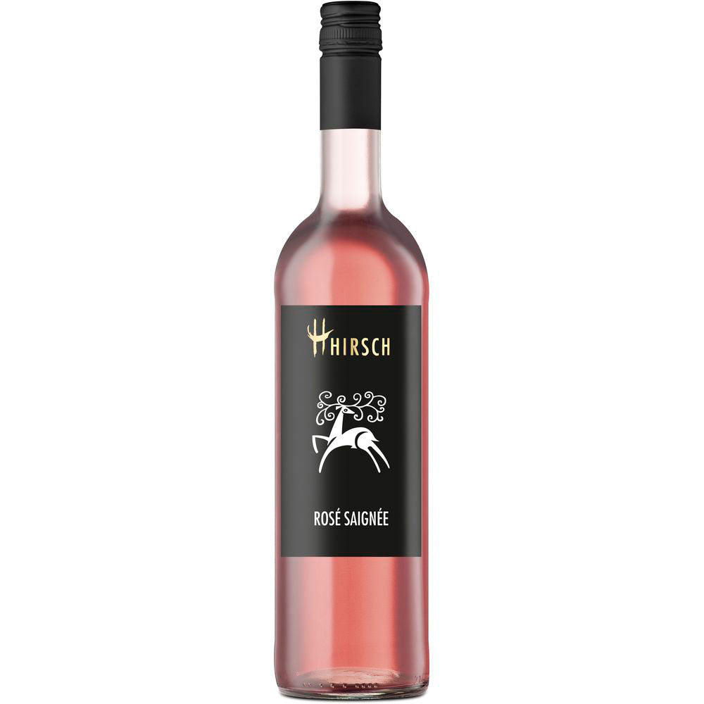 Eine Flasche Christian Hirsch Rosé Saignée Cuvée trocken 2024 hat ein schwarzes Etikett und einen rosafarbenen Inhalt.