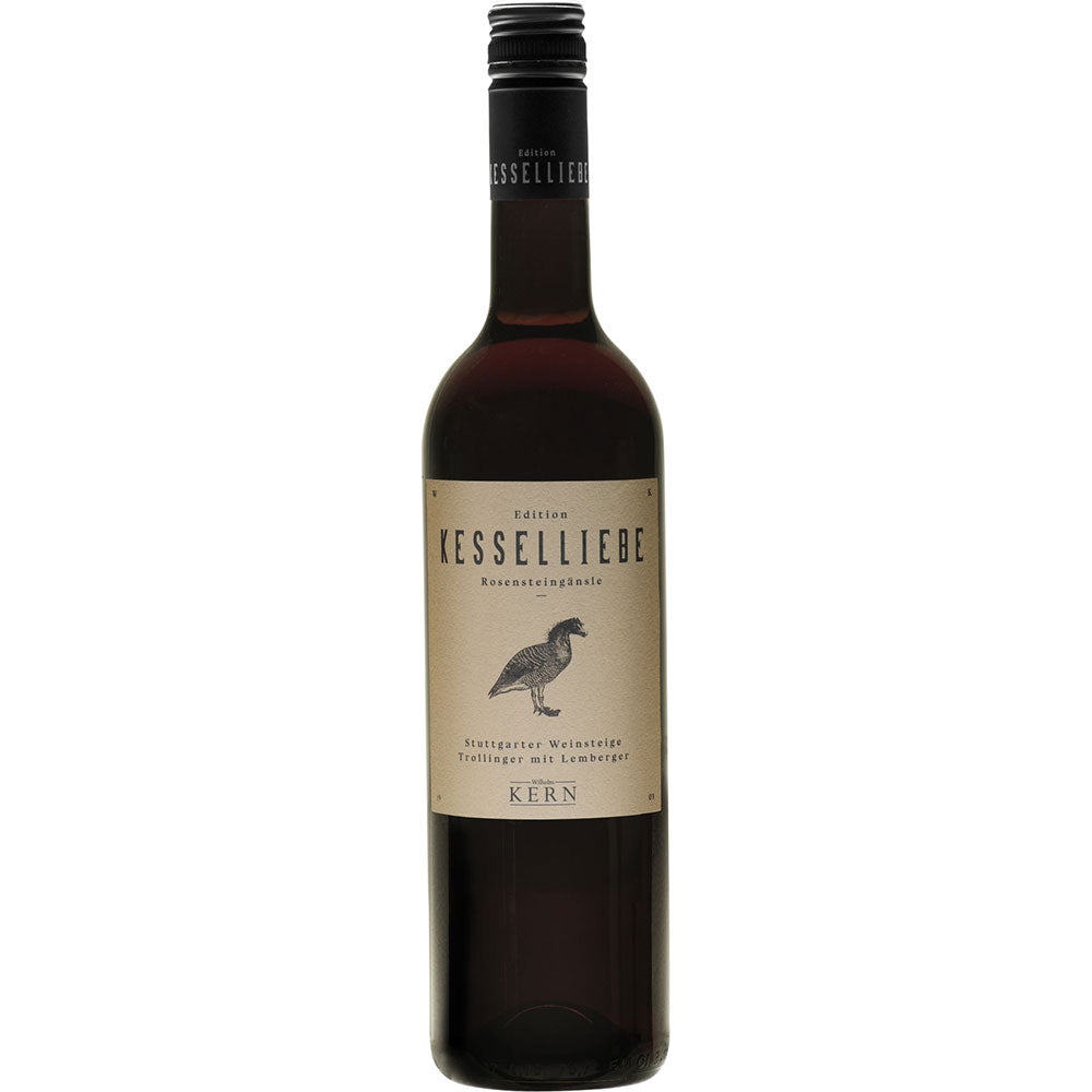 Eine Flasche Wilhelm Kern Kesselliebe Rosensteingänsle Trollinger mit Lemberger 2022, mit beigefarbenem Etikett mit Vogelmotiv.