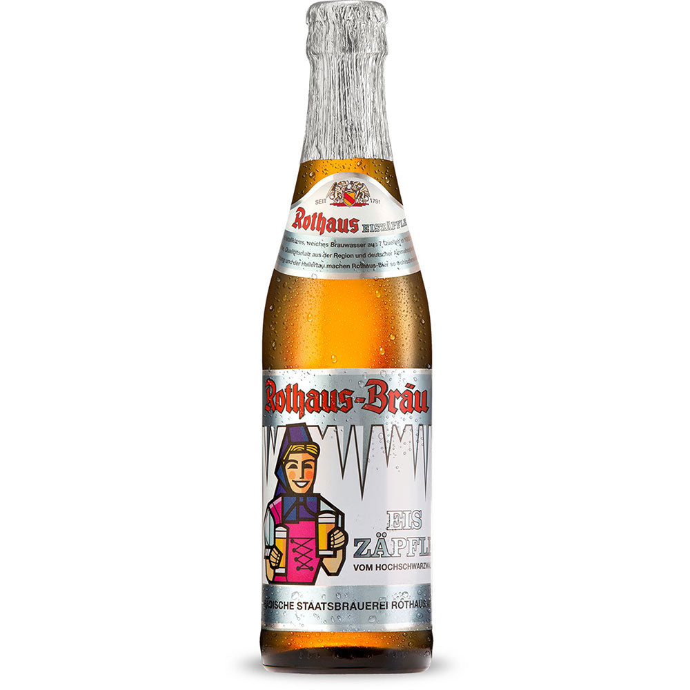 Eine Kiste Rothaus Eiszäpfle 24x 0,33 Liter (MEHRWEG) trägt das ikonische bunte Etikett mit einer Figur, die zwei Bierkrüge in der Hand hält und damit die Schwarzwaldtradition von Rothaus widerspiegelt.