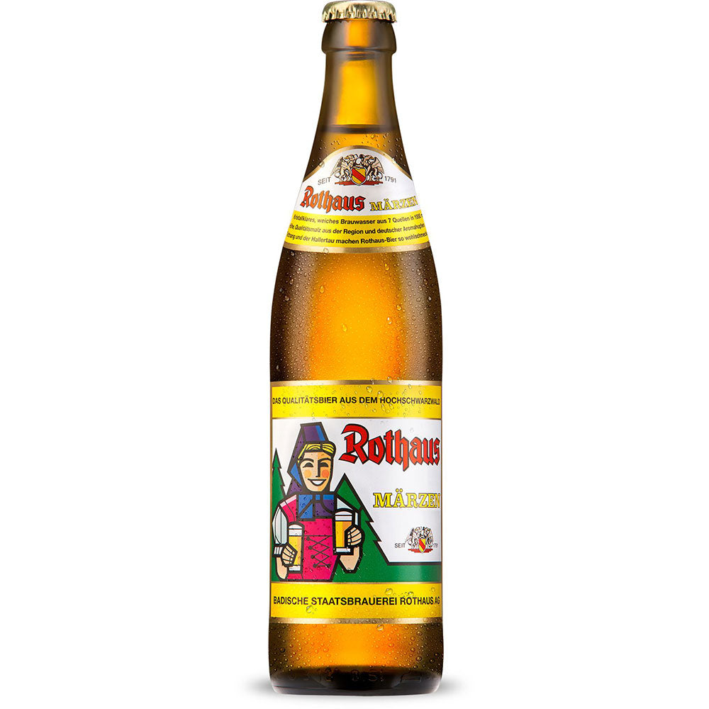 Die Rothaus Märzen 20x 0,5 Liter (MEHRWEG) Flasche der Marke Rothaus zeigt ein farbenfrohes Etikett mit einer lächelnden Figur, die zwei Bierkrüge in der Hand hält und das klassische Schwarzwaldbier-Erbe widerspiegelt.