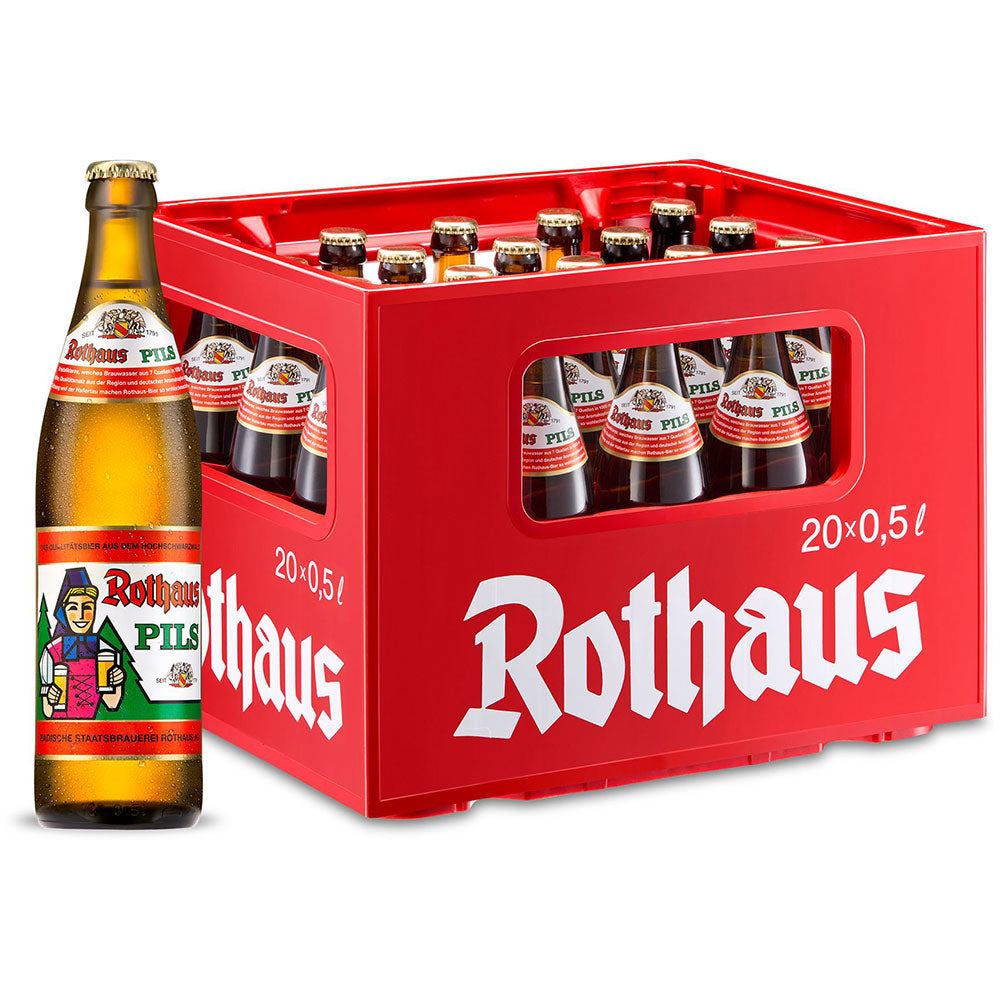 Eine rote Rothaus-Kiste enthält 20 Flaschen Rothaus Pils 20x0,5L (Mehrweg); eine Flasche steht vorne.