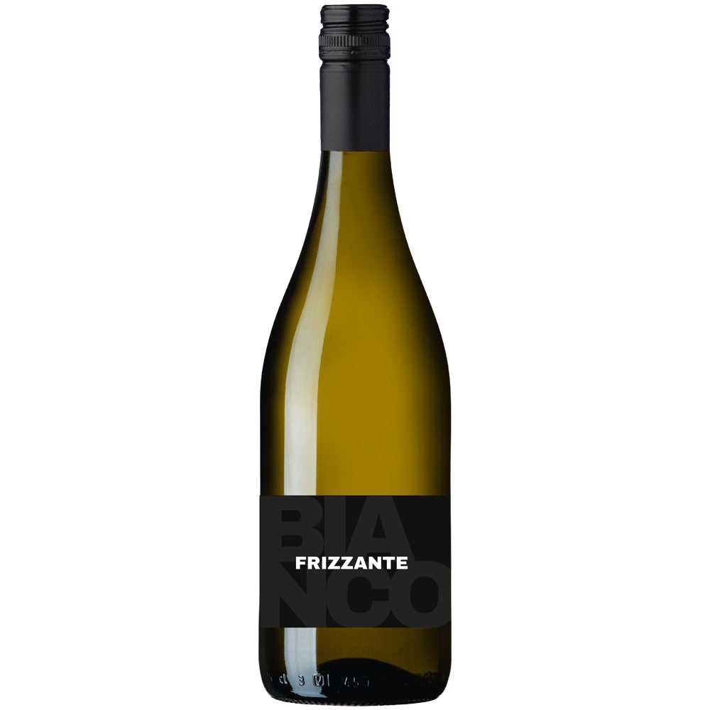 Eine 0,75-Liter-Flasche „Ruggeri Vino Bianco Frizzante“ von Ruggeri mit schwarzem Etikett und Schraubverschluss, meisterhaft aus ausgewählten Glera-Trauben gekeltert, um die lebendige Essenz des norditalienischen Frizzante zu verkörpern.
