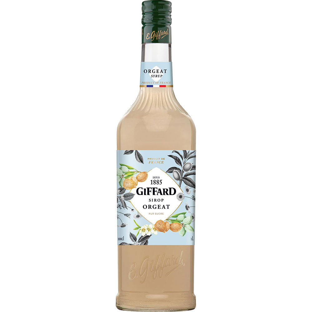 Eine 1-Liter-Flasche Giffard Mandel Sirup Orgeat von Giffard mit einem Etikett mit Blumen- und Nussmotiven auf weißem Hintergrund.