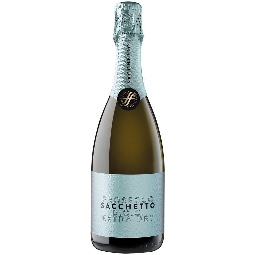 Eine 0,75-Liter-Flasche „Sacchetto Prosecco Spumante Extra Dry DOC“, hergestellt von Sacchetto, aus Glera-Trauben und mit einem hellblauen Etikett sowie einer farblich passenden Folie am Flaschenhals.