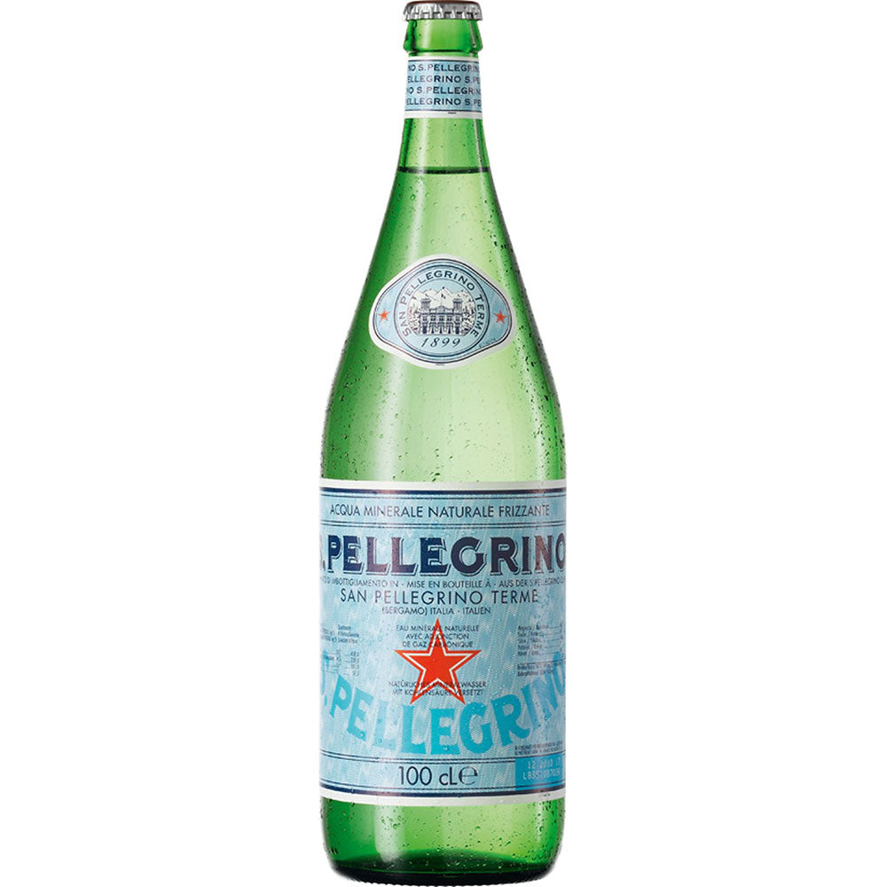 Eine grüne Glasflasche mit dem Mineralwasser San Pellegrino 12x 1 Liter (MEHRWEG) der Marke San Pellegrino, mit blauem Etikett und rotem Stern.