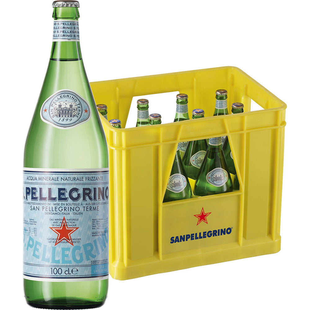 Eine San Pellegrino 12x 1 Liter (MEHRWEG) Kiste, gefüllt mit kultigen Flaschen, präsentiert den unverwechselbaren italienischen Geschmack von San Pellegrino.