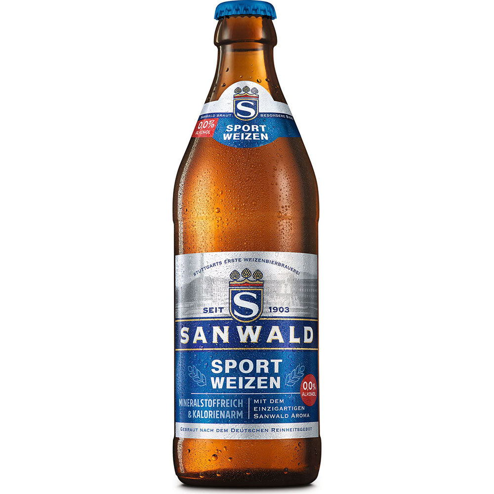 Eine braune Flasche Sanwald Sport Weizen Alkoholfrei 0,5L (Mehrweg) mit einem blau-silbernen Etikett der Marke Sanwald.