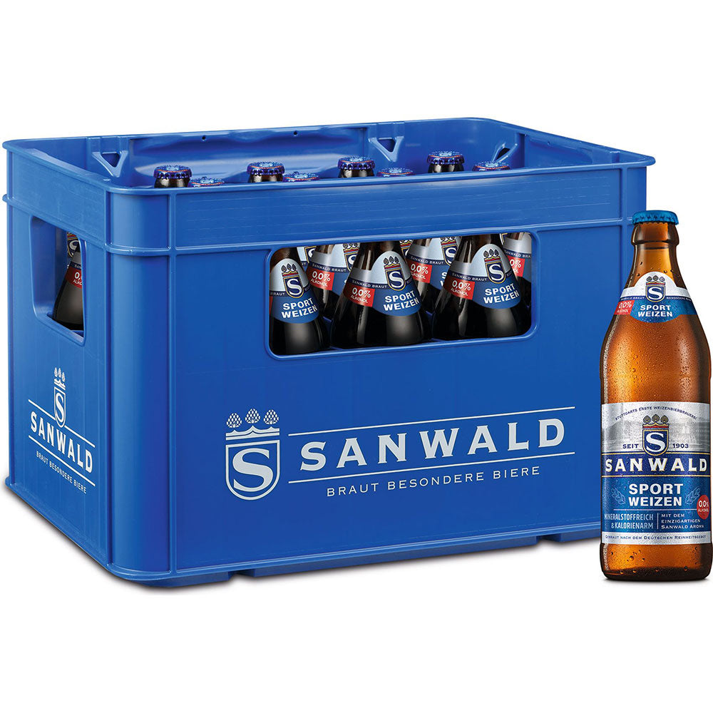 Blauer Kasten von Sanwald Sport Weizen Alkoholfrei 20x 0,5 Liter (MEHRWEG) Flaschen von Sanwald, mit einer alkoholfreien Weizenbierflasche außen rechts ausgestellt.