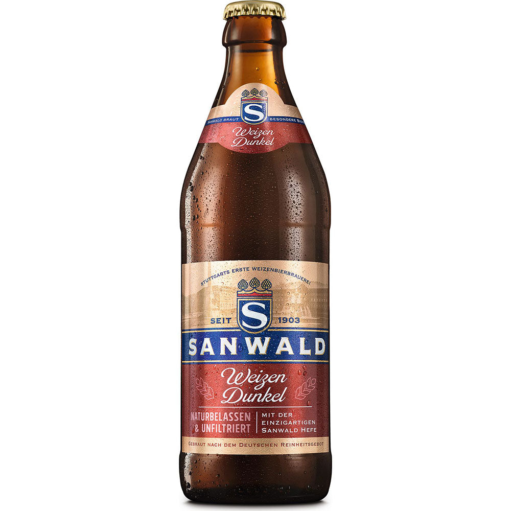 Eine braune Flasche Sanwald Hefe Dunkel 20x 0,5 Liter (MEHRWEG) mit Kondenswasser und einem blau-rot-beigen Etikett - dieses klassische Weizenbier aus Stuttgart sticht unter den dunklen Hefeweizen hervor.