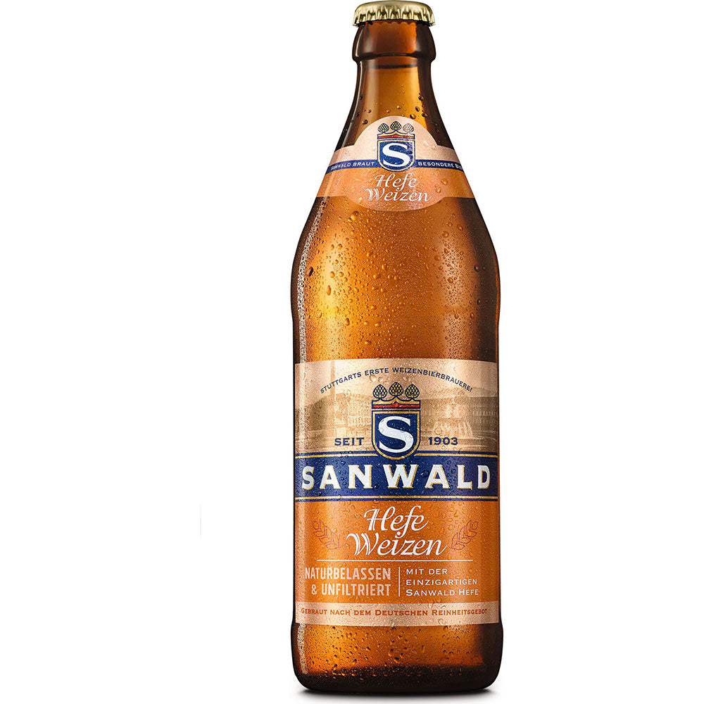 Eine braune Flasche Sanwald Hefe-Weizen Hell mit blau-weißem Etikett mit Kondenswasser unterstreicht den erfrischenden Geschmack dieses Stuttgarter Weizenbiers. Erhältlich im 20x 0,5L MEHRWEG-Pack von Sanwald.