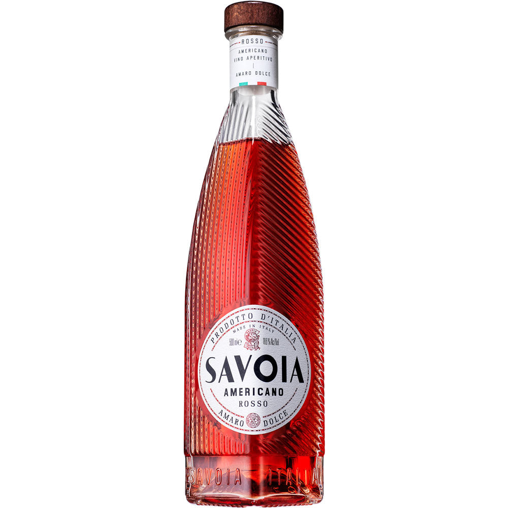 Eine 0,5-Liter-Flasche Savoia Americano Rosso Amaro Dolce (18,6%), ein italienischer Aperitivo mit roter Farbe und geripptem Glasdesign von Savoia.