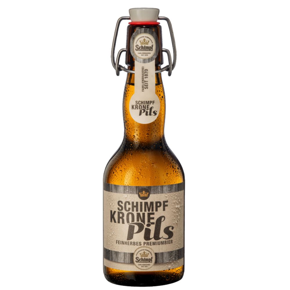 Eine Braunglasflasche Schimpf Krone Pils Bügel 0,33L (MEHRWEG) mit Bügelverschluss und Kondenstropfen unterstreicht die Brautradition seit 1430 der Marke Schimpf.