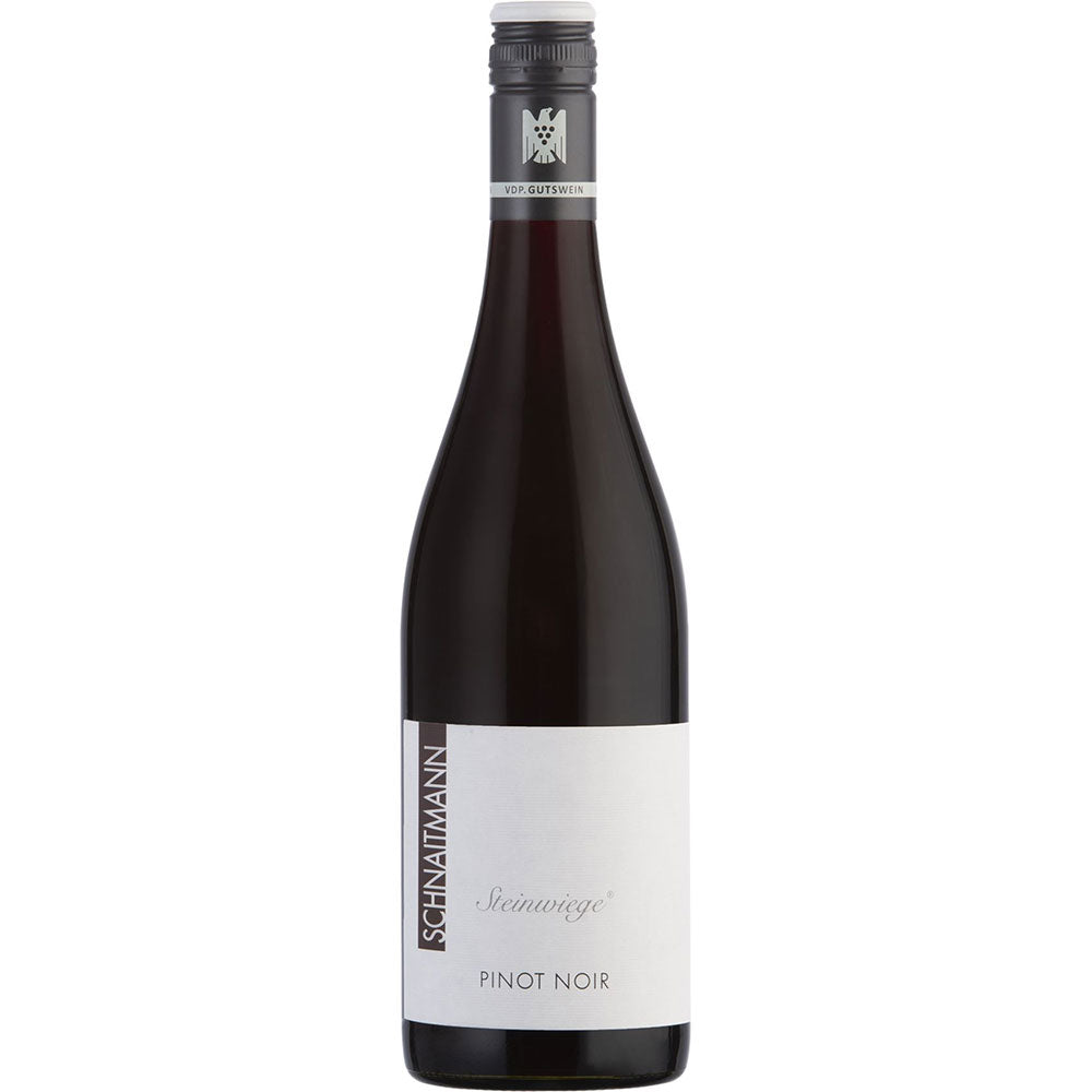Eine Flasche Schnaitmann Steinwiege Pinot Noir trocken 2022 von Schnaitmann mit einem schwarzen Schraubverschluss und einem weißen Etikett.