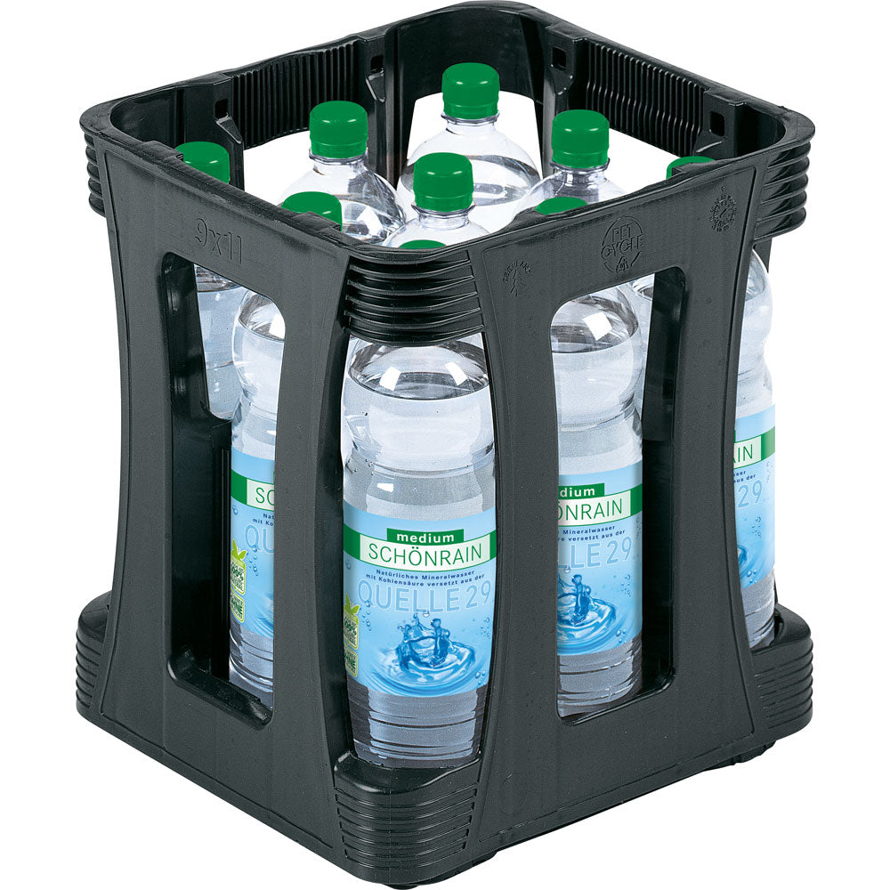 Schwarze Kunststoffkiste mit neun 1,0-Liter-Flaschen Schönrain Quelle Medium Mineralwasser, jeweils mit grünem Verschluss und blauem Etikett.