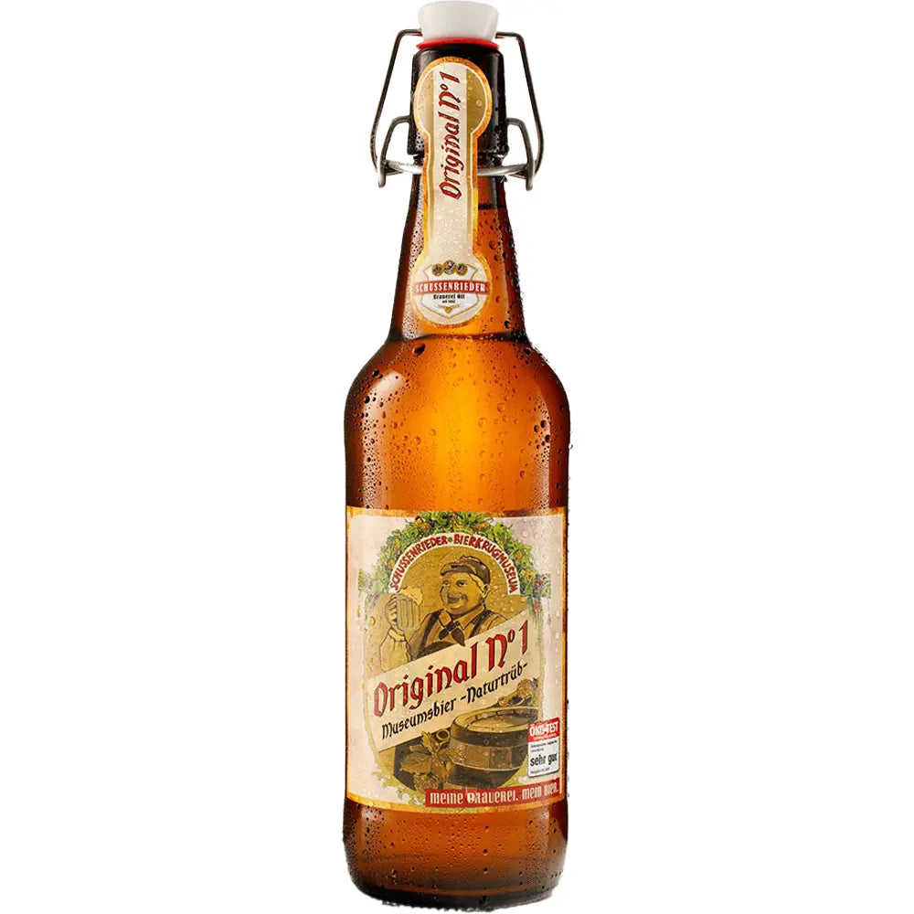Eine braune Glasflasche mit Flip-Top-Verschluss mit der Aufschrift Schussenrieder Original Nr.1 naturtrüb Bügel von der Schussenrieder Brauerei Ott - verkauft in einer 20x0,5L Mehrwegkiste - ideal für Fans des traditionellen Museumsbiers.