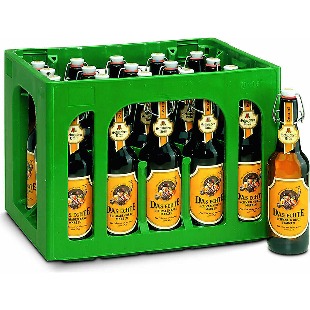 Eine grüne Kiste mit mehreren Schwaben Bräu Das Echte Bügel 0,5L Flaschen (20er-Pack, Mehrweg) sowie einer Flasche, die draußen steht.