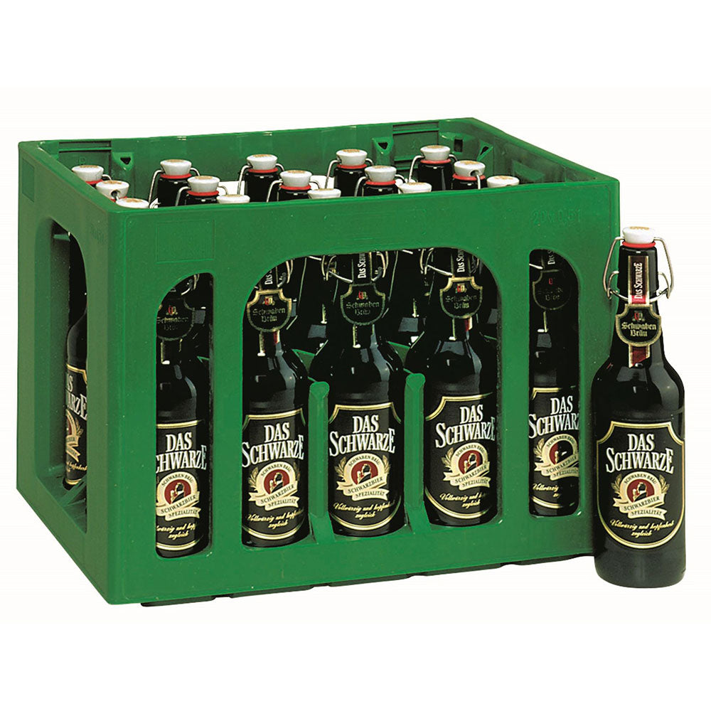 Eine Kiste Schwaben Bräu Das Schwarze Bügel 20x 0,5L (MEHRWEG) Flaschen, mit einer Flasche außerhalb der Kiste, präsentiert dieses klassische Schwaben Bräu Schwarzbier.