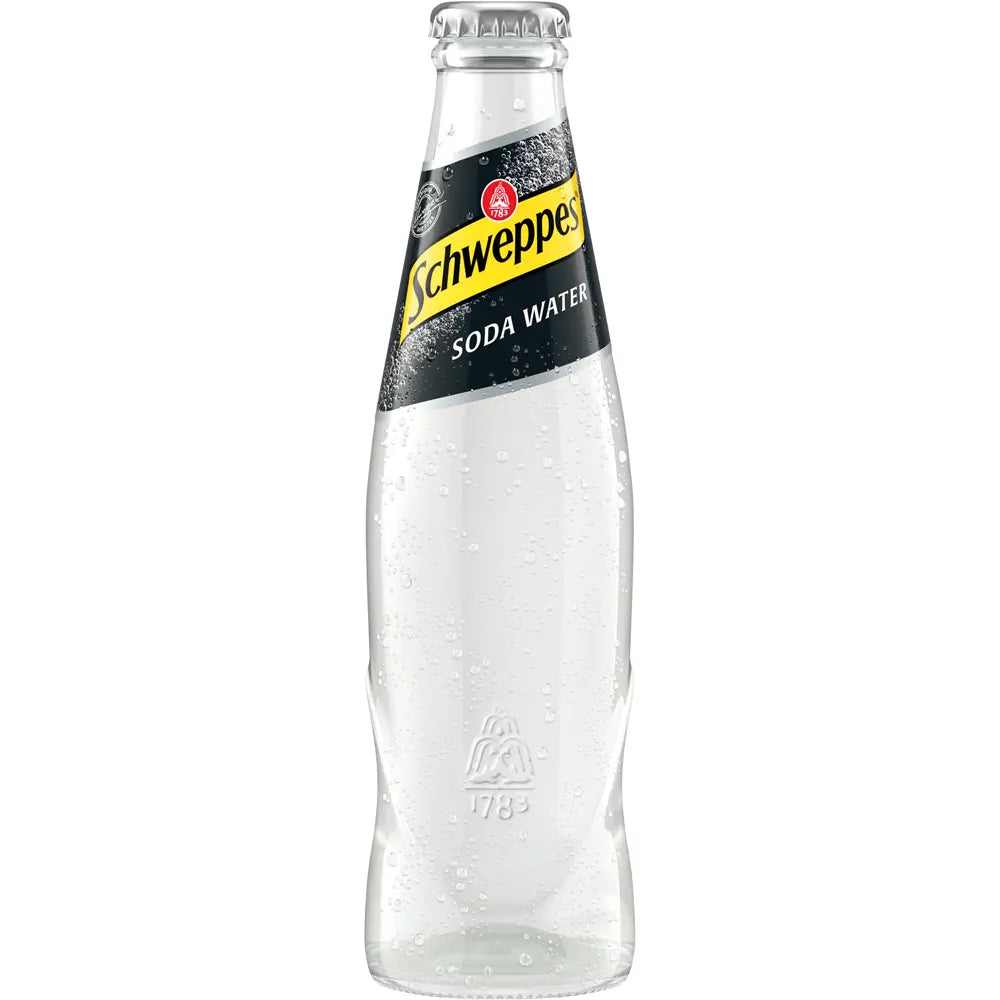Eine 0,2-L-Mehrweg-Glasflasche Schweppes Soda Water aus dem 24er-Pack mit gelb-schwarzem Etikett eignet sich perfekt zum Mixen von Cocktails.